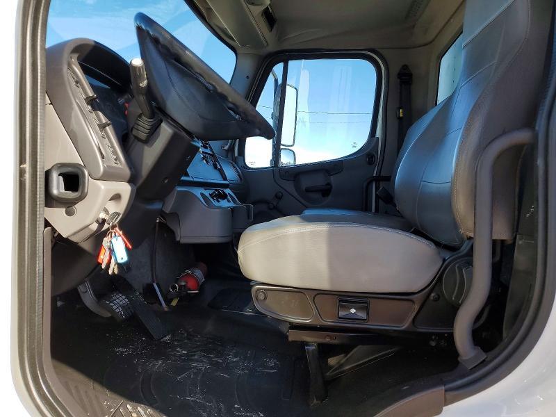 2015 Freightliner Business Class M2 BOX Truck