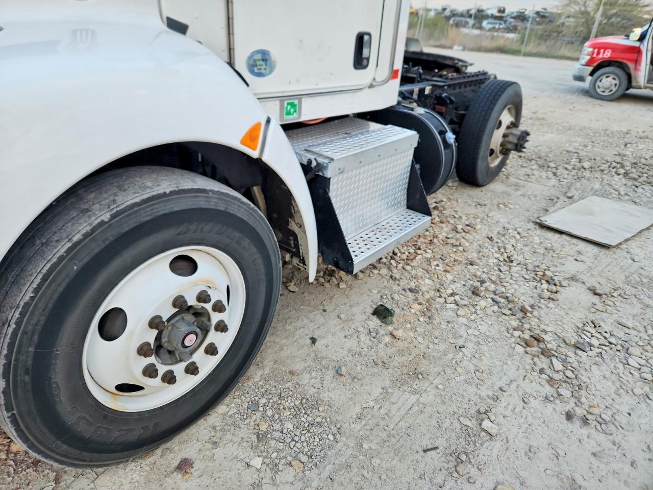 2015 Kenworth T330 Semi Truck