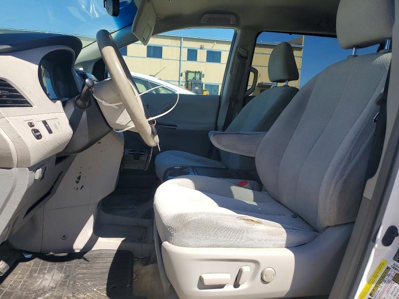 2013 Toyota Sienna le 8-passenger