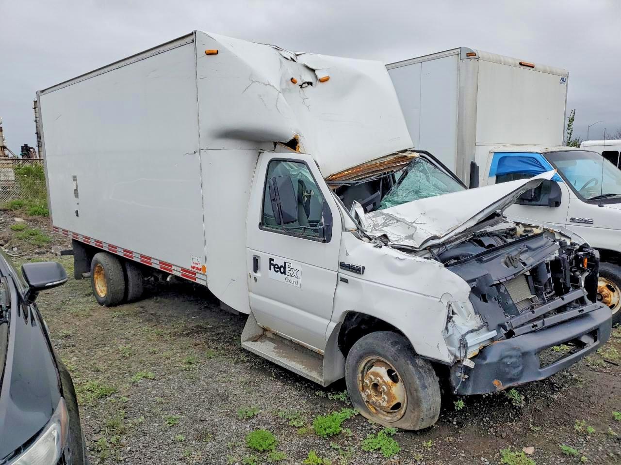2017 Ford Econoline E450 Super Duty Cutaway Van