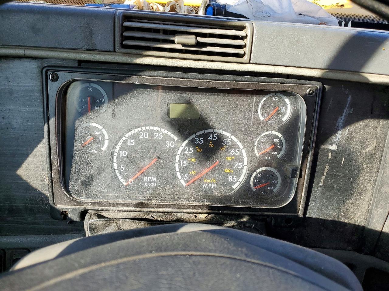 2007 Freigliner 2007 Freightliner Columbia 120 Semi Truck
