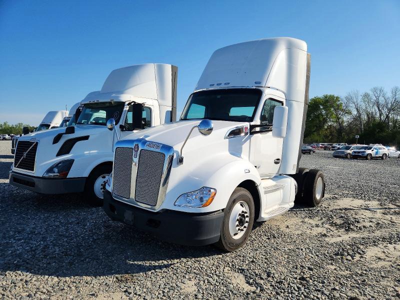 2015 Kenworth T680 Semi Truck