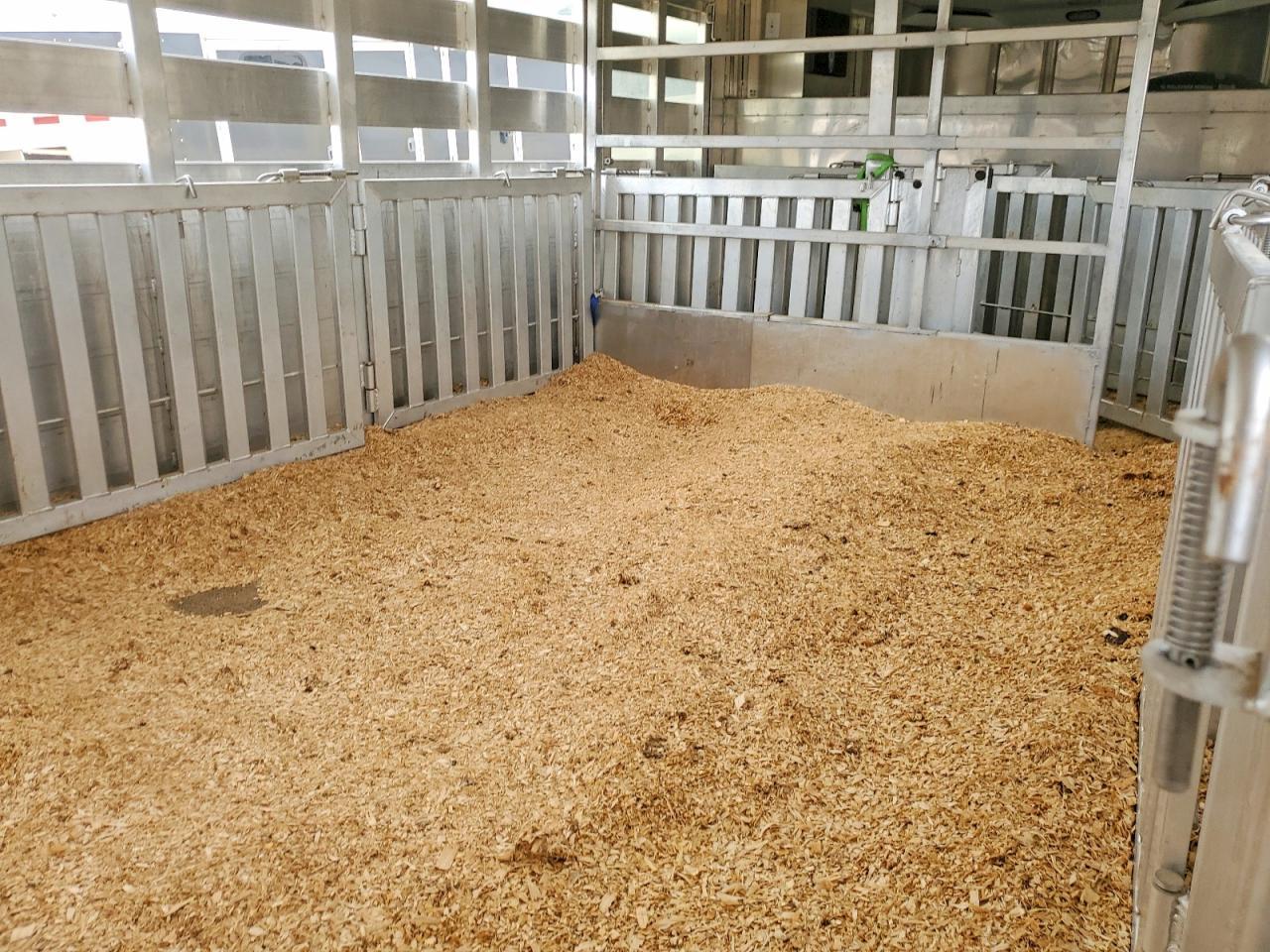 2018 Exxiss 2018 Universal Exiss Exhibitor 8028 Horse Trailer