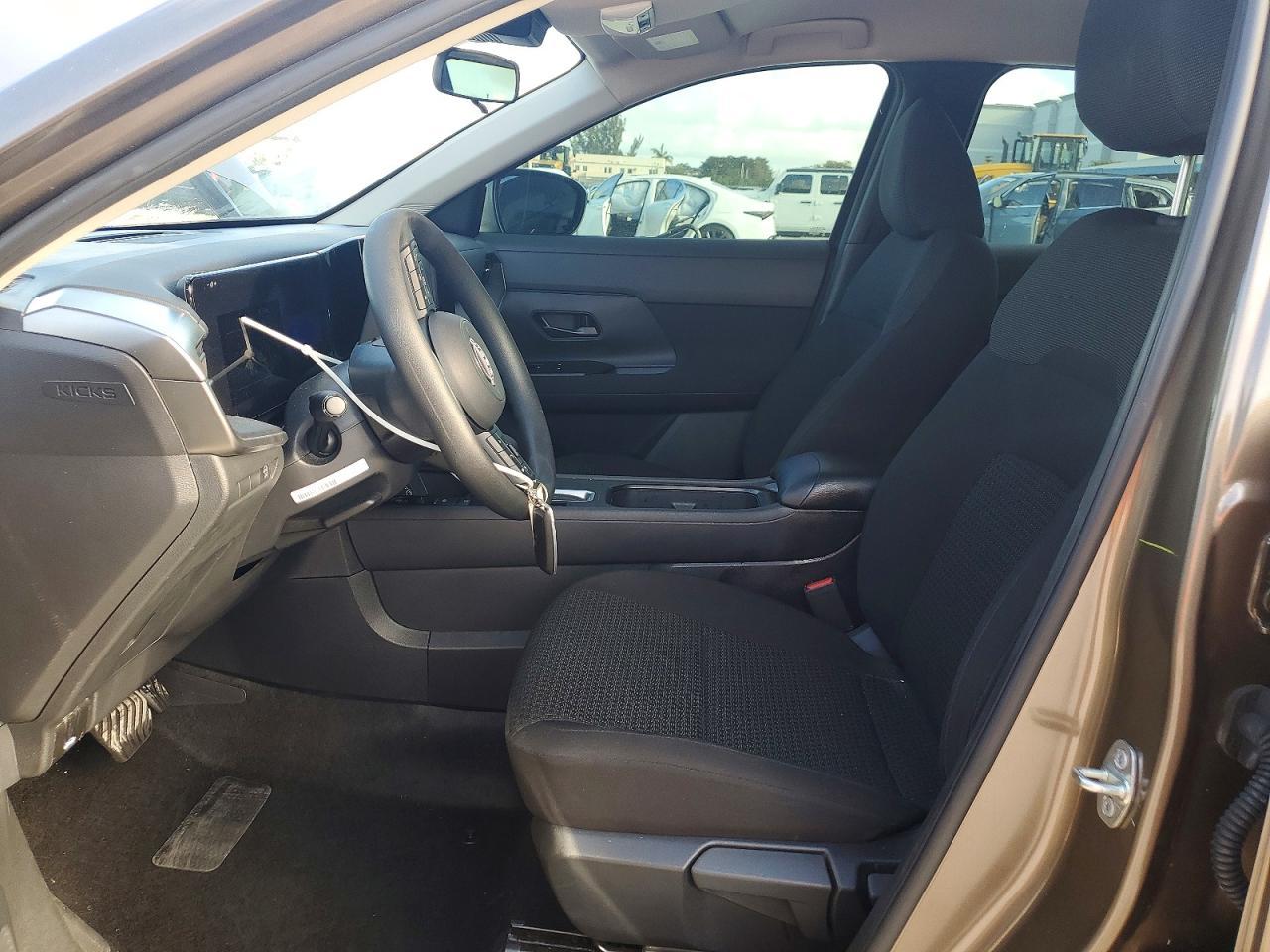 2025 Nissan Kicks s