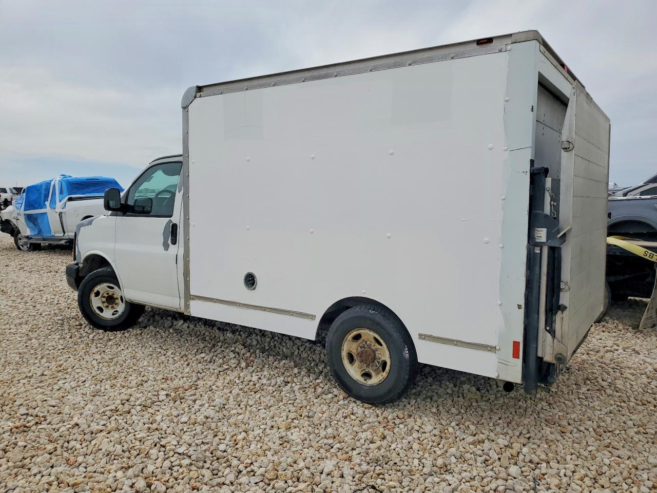 2004 GMC Savana BOX Truck