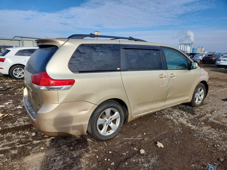 2014 Toyota Sienna le 8-passenger