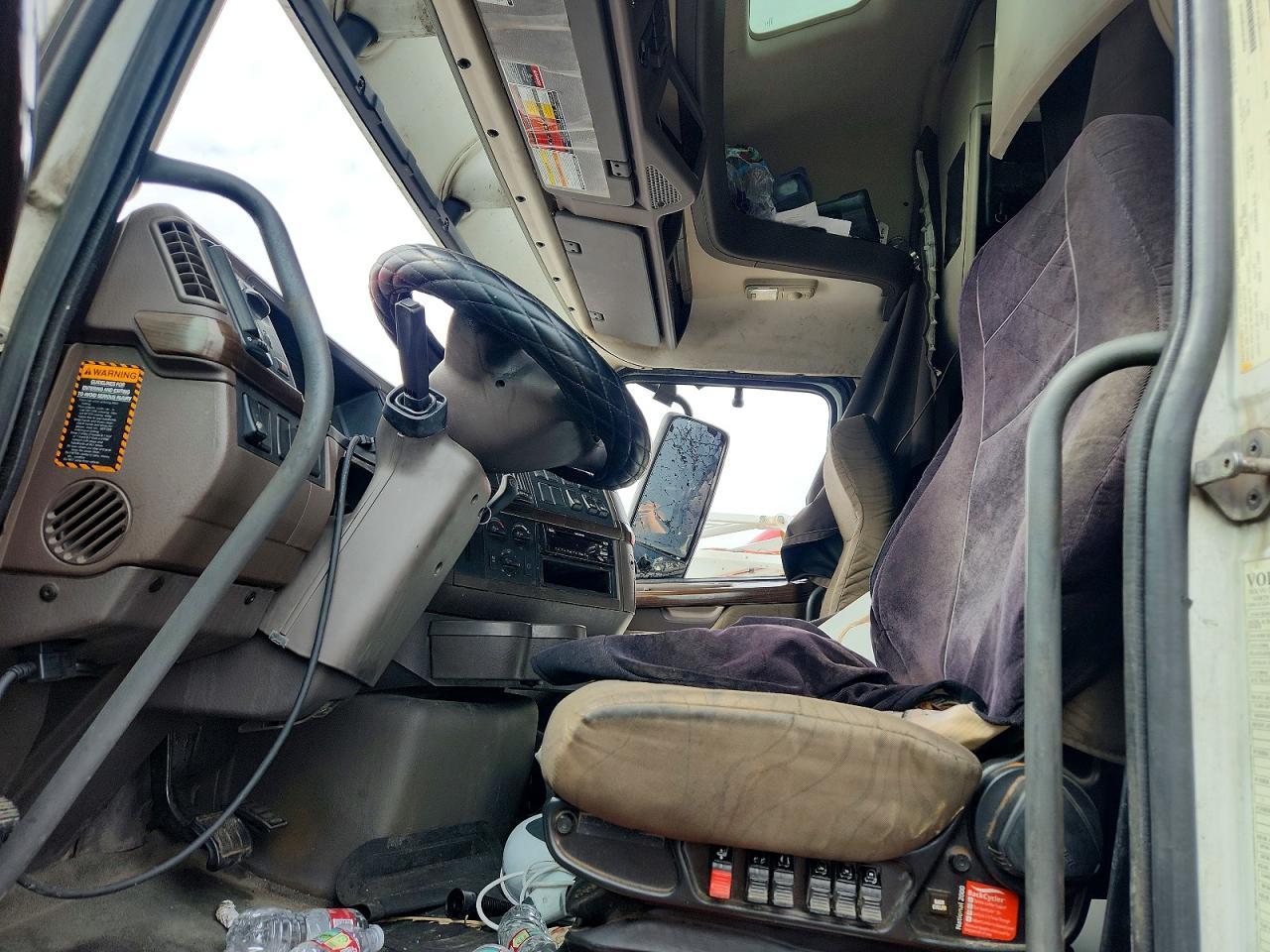 2016 Volv O VNL Semi Truck