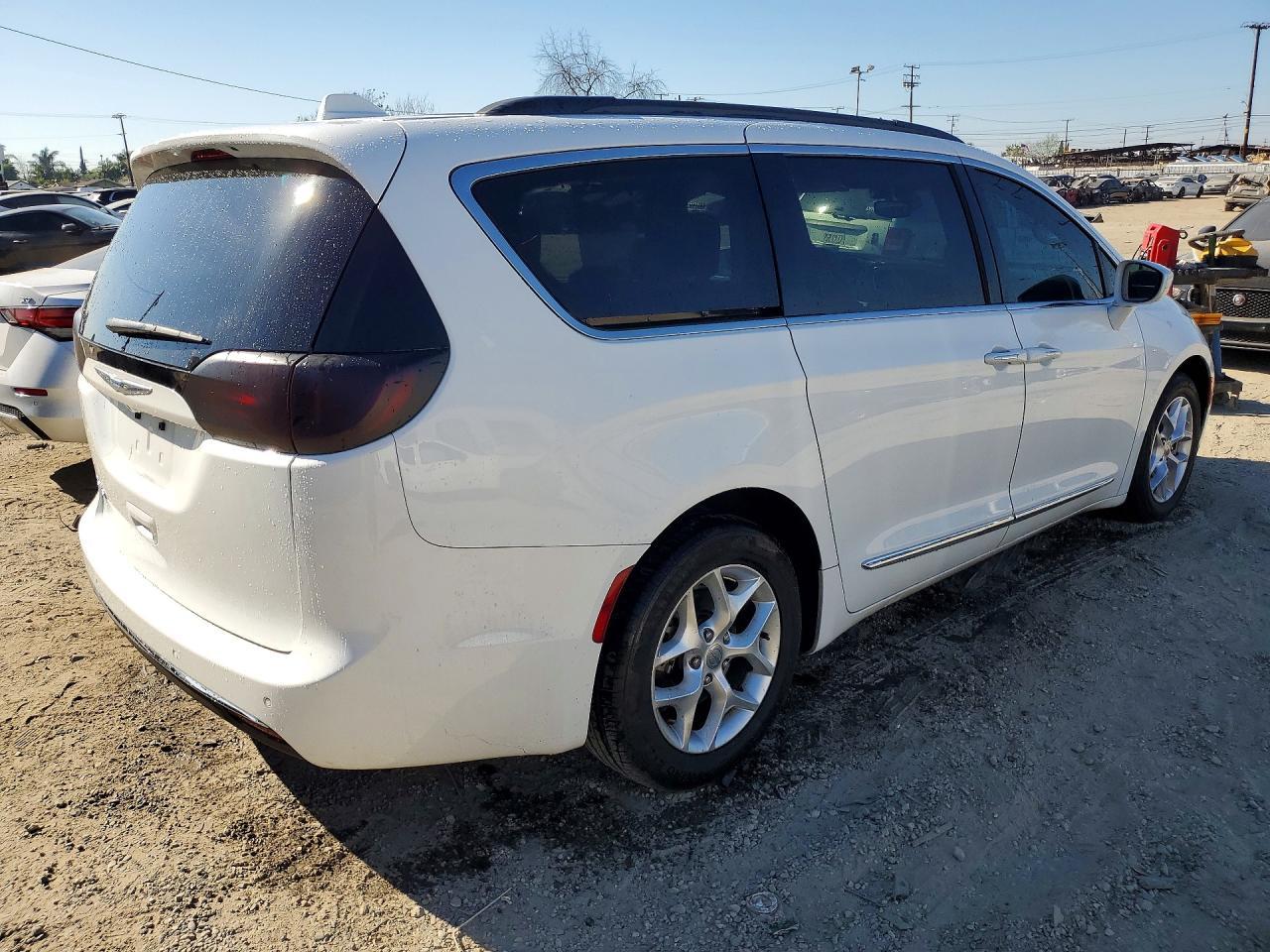 2017 Chrysler Pacifica Touring l