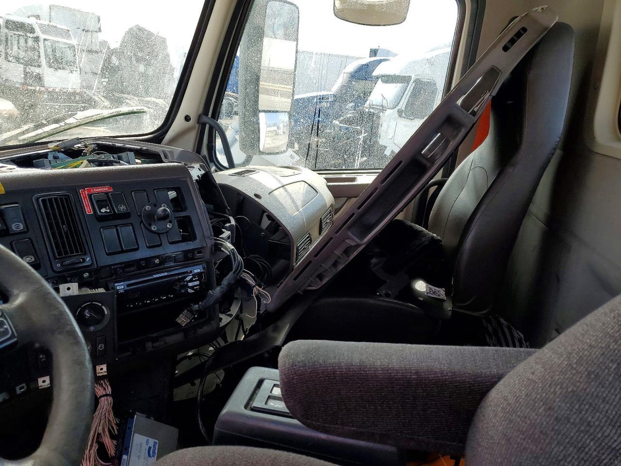 2016 Volvo VNL Semi Truck