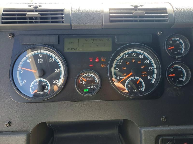 2016 Freigliner 2016 Freightliner Cascadia 113 Semi Truck