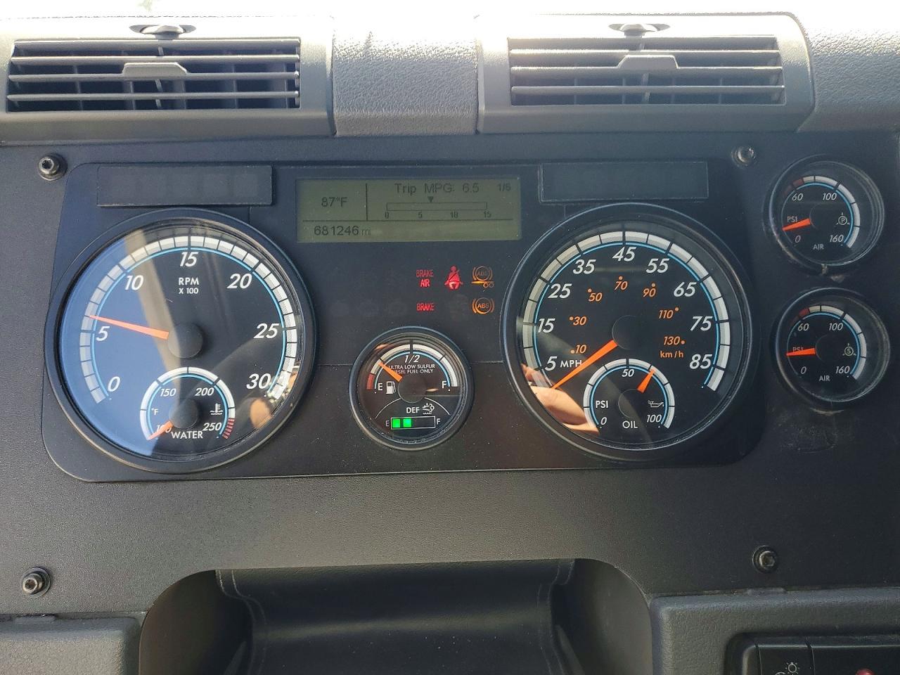 2016 Freigliner 2016 Freightliner Cascadia 113 Semi Truck
