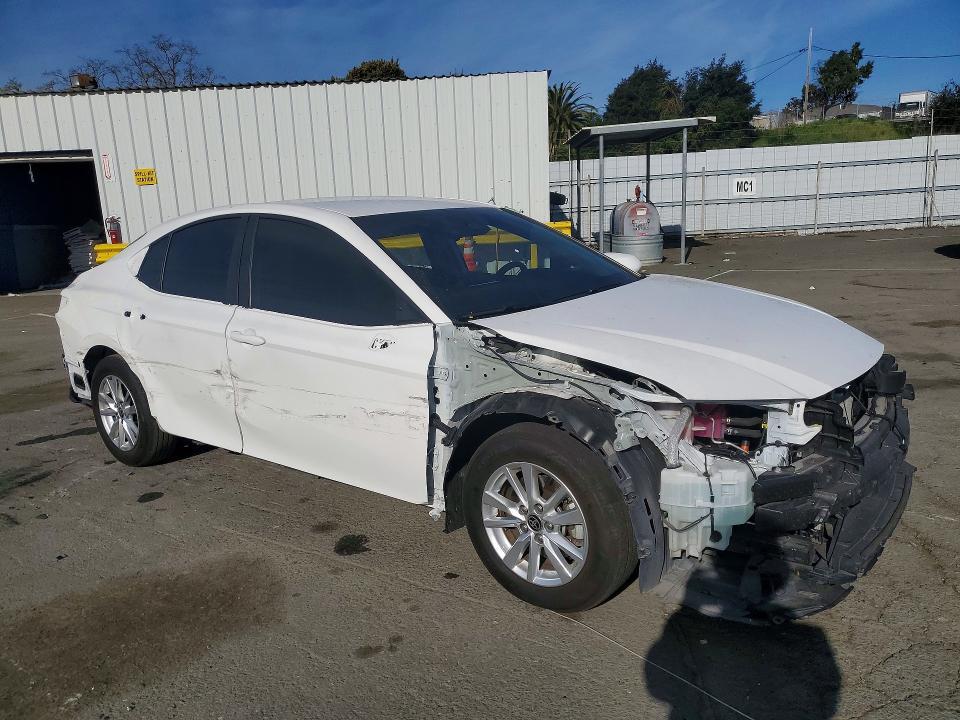 2025 Toyota Camry le