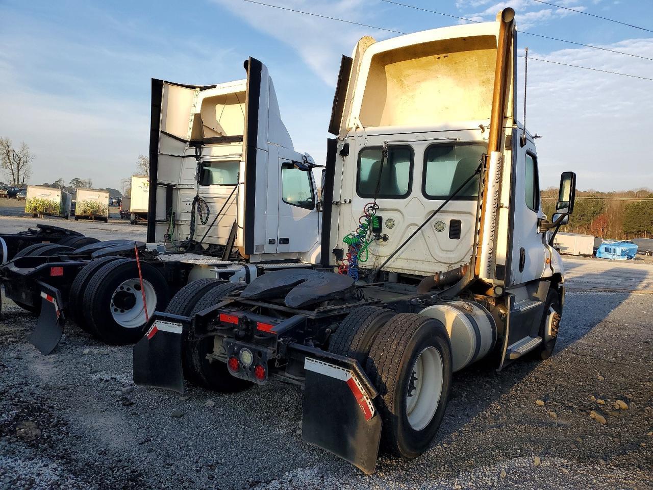 2016 Freightliner Cascadia 125 Semi Truck