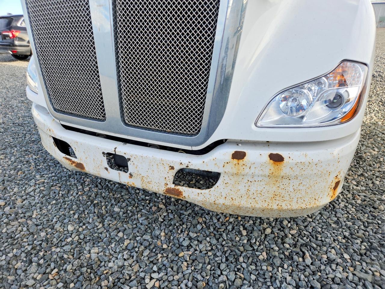 2015 Kenworth T680 Semi Truck