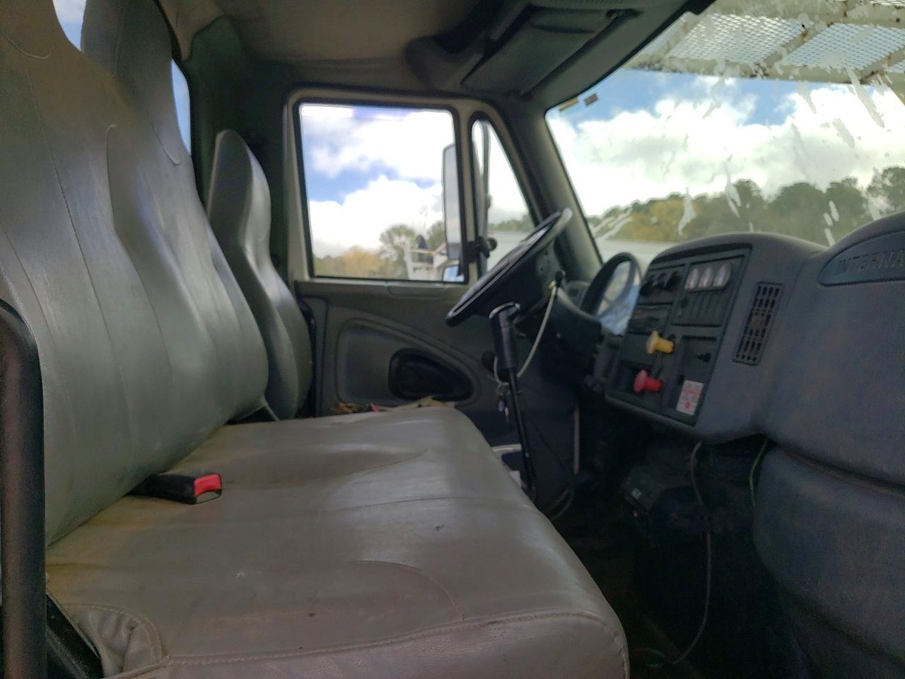 2005 International 2005 Intl 7400 6X4-Bucket Truck