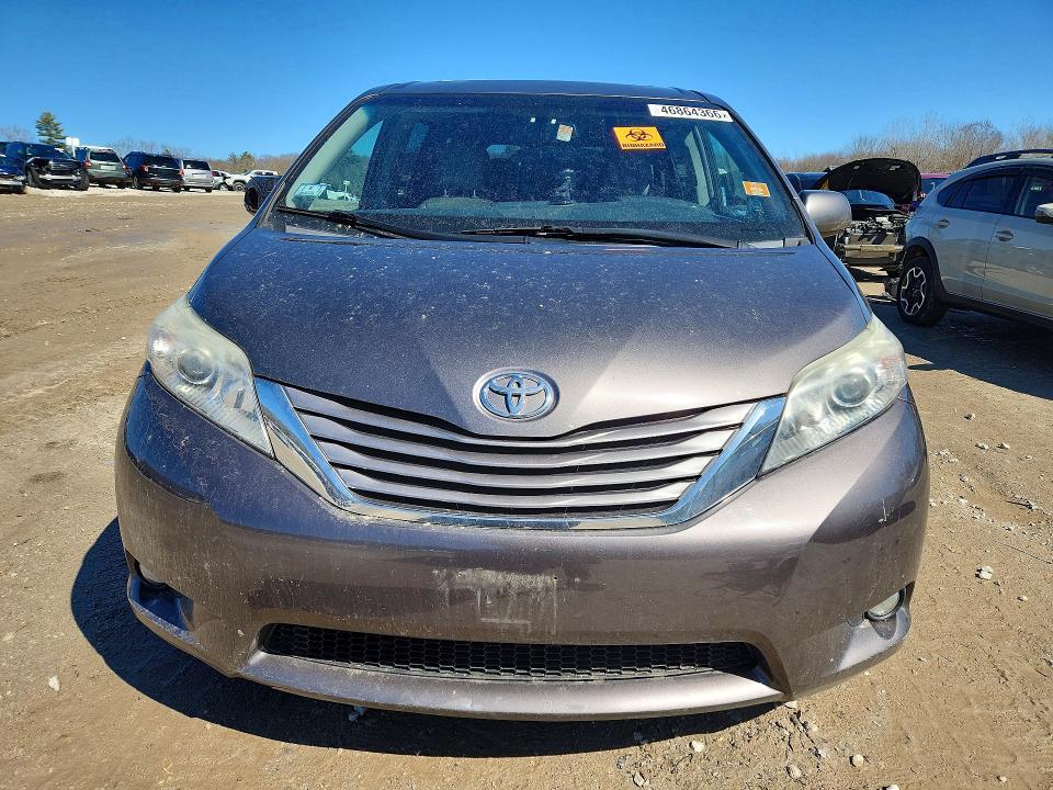 2016 Toyota Sienna xle 8-passenger