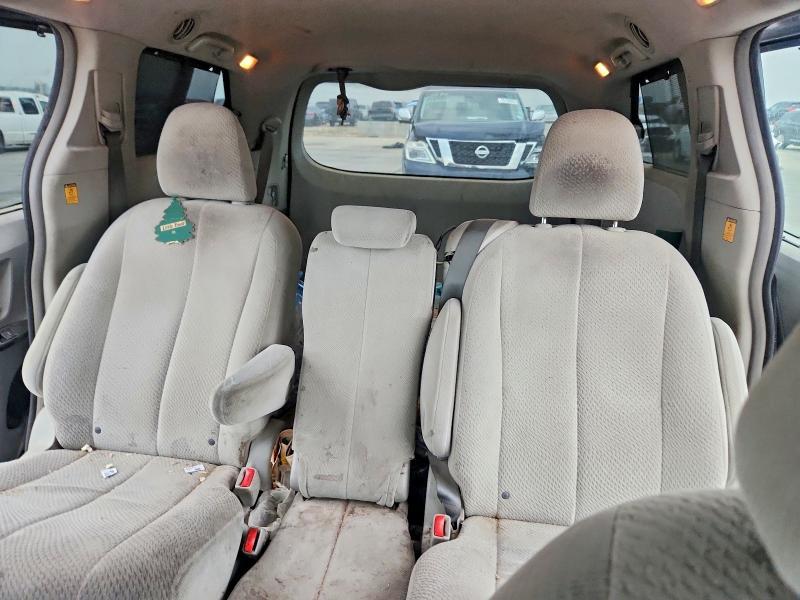 2012 Toyota Sienna le 8-passenger