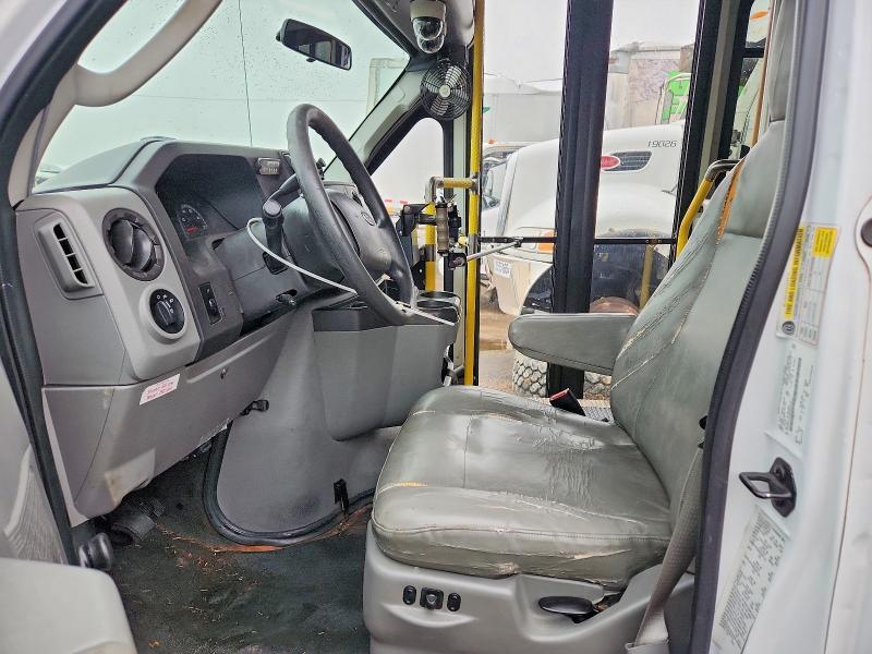 2014 Ford Econoline E350 Super Duty Cutaway Van