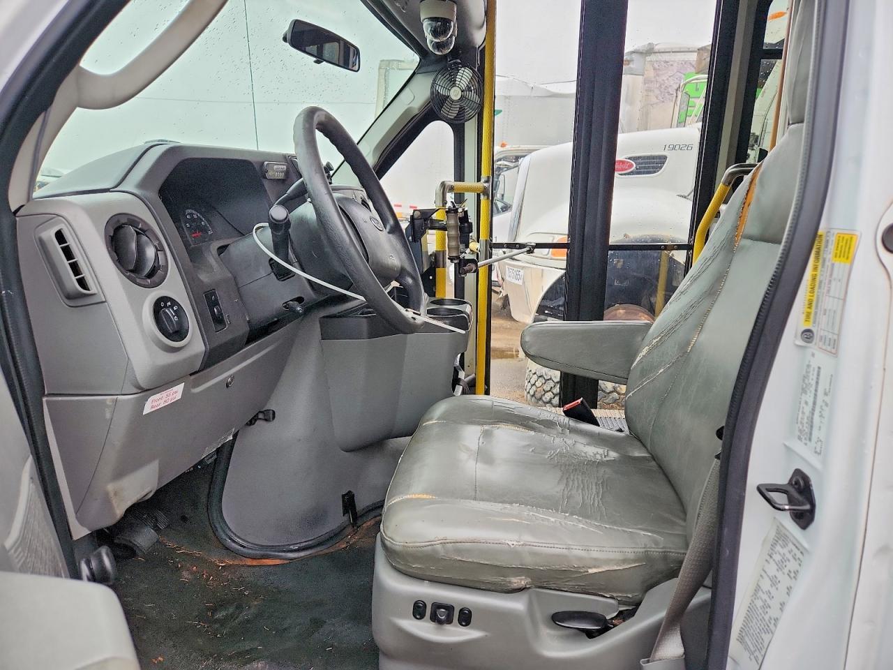 2014 Ford Econoline E350 Super Duty Cutaway Van