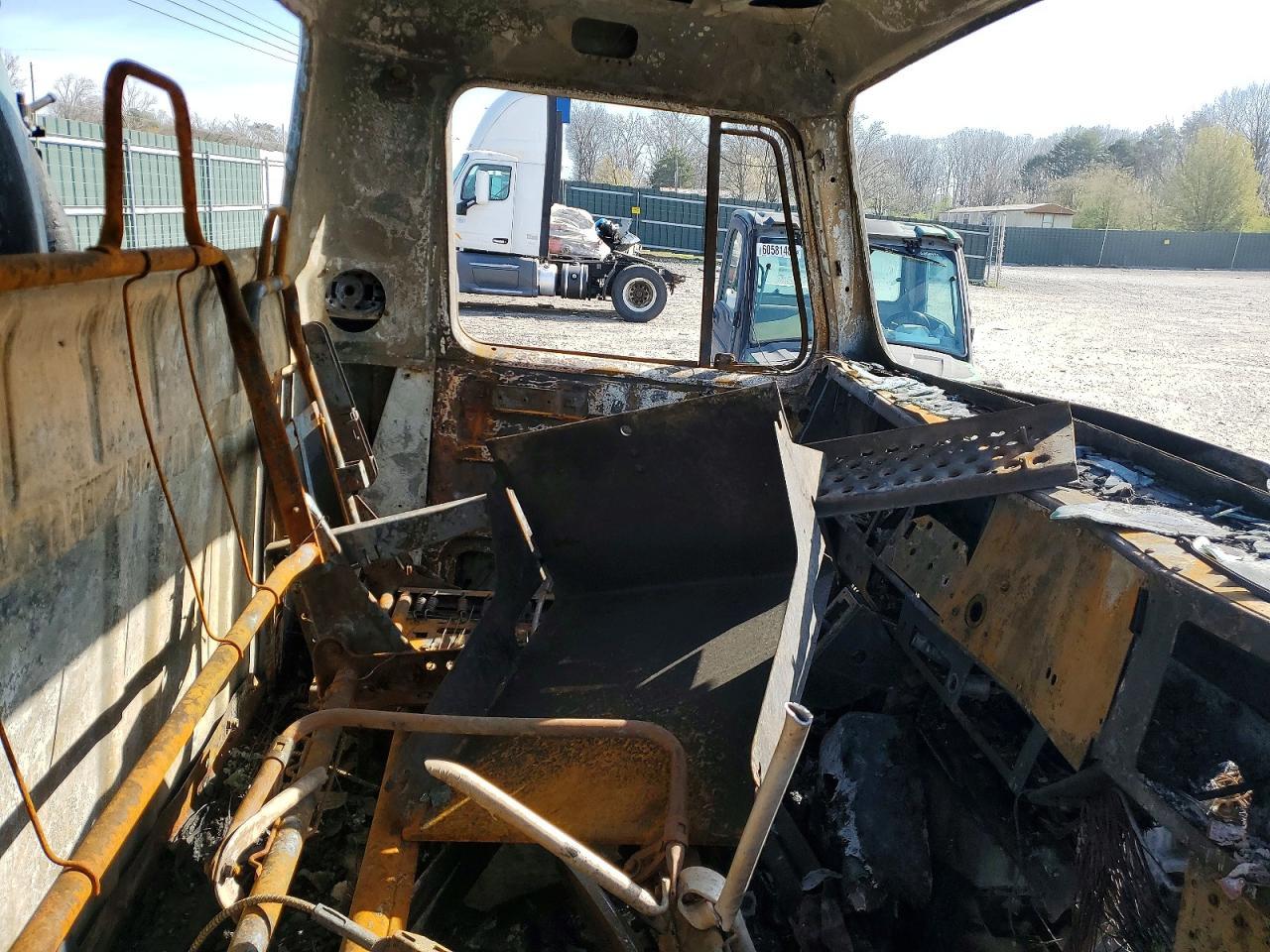2001 International 4000 4700-Refuse Truck