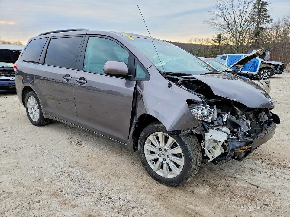 2013 Toyota Sienna le 7-passenger
