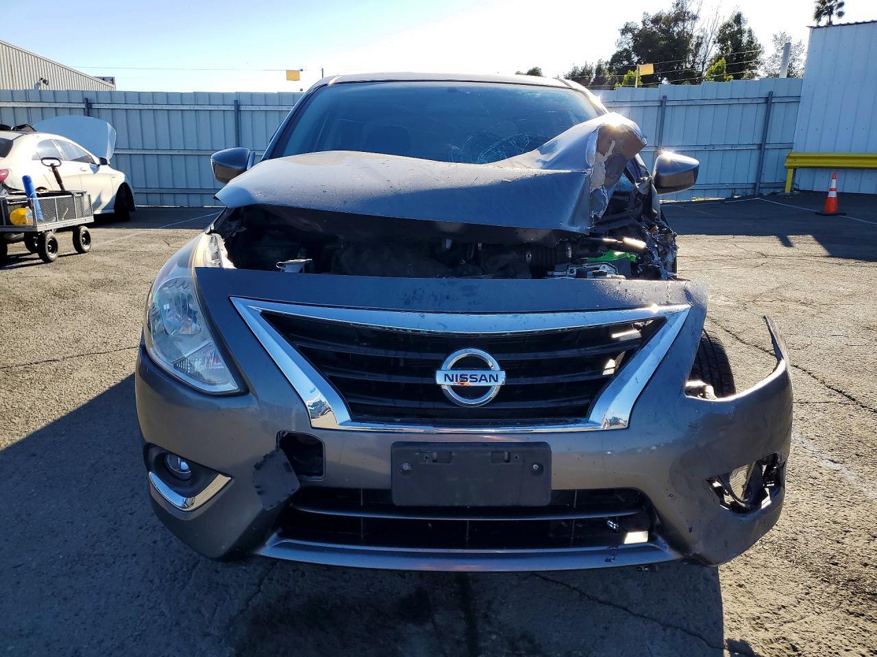2018 Nissan Versa sv