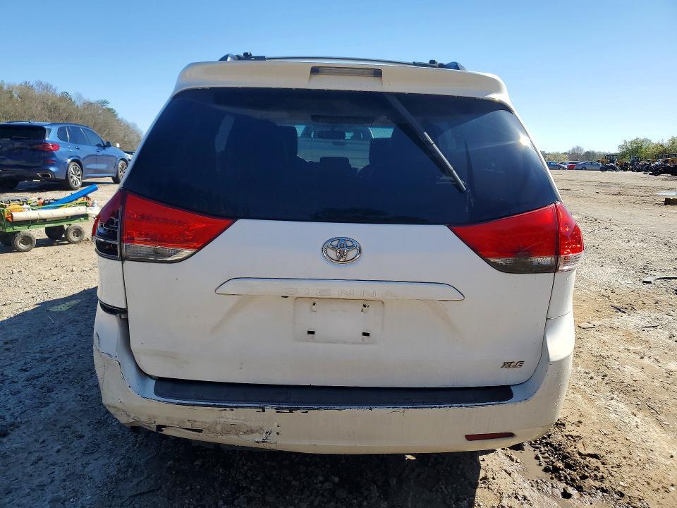 2012 Toyota Sienna xle 8-passenger