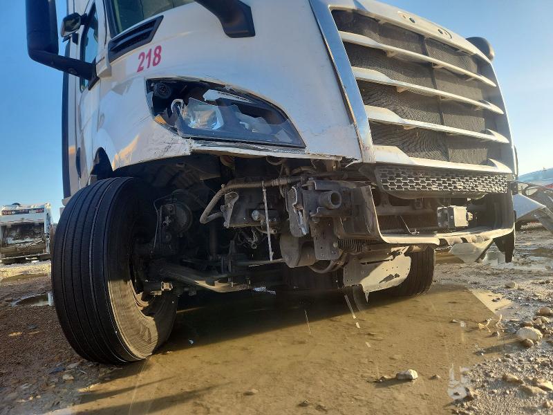 2018 Freigliner 2018 Freightliner Cascadia 126 Semi Truck