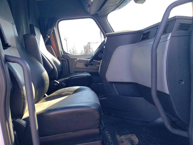 2018 Freigliner 2018 Freightliner Cascadia 126 Semi Truck