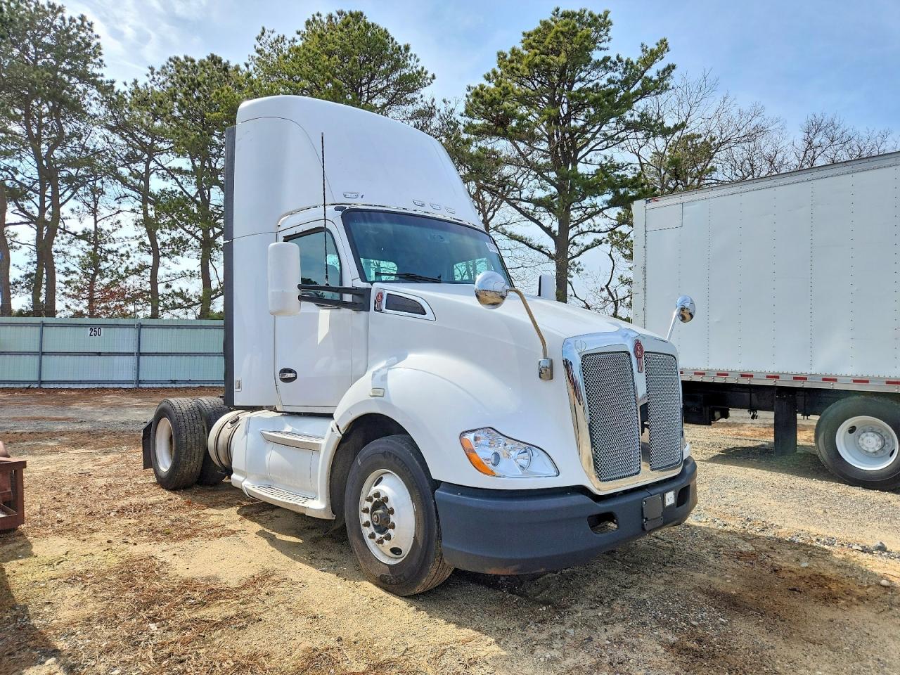 2014 Kenworth T680 Semi Truck