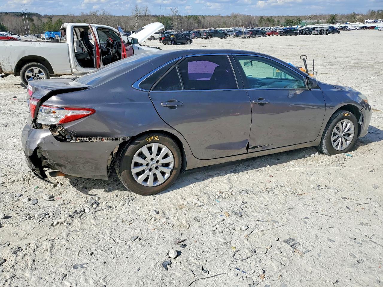 2016 Toyota Camry le