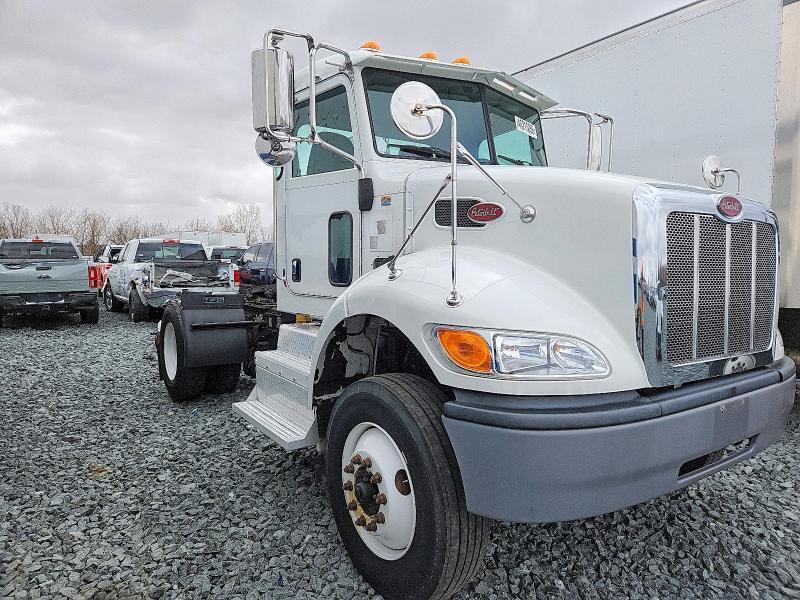 2016 Peterbilt 382 Semi Truck