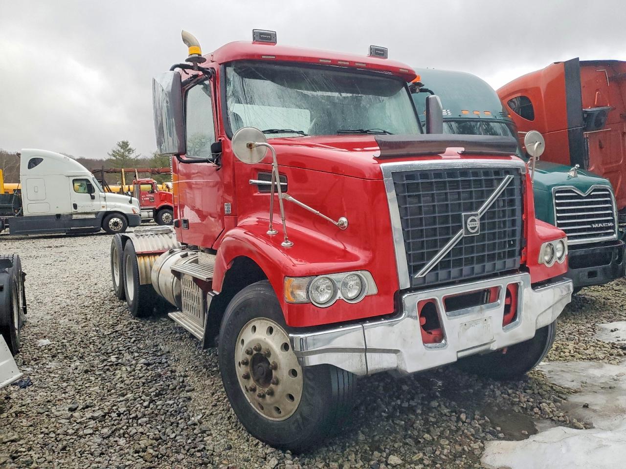 2013 Volvo VHD Semi Truck