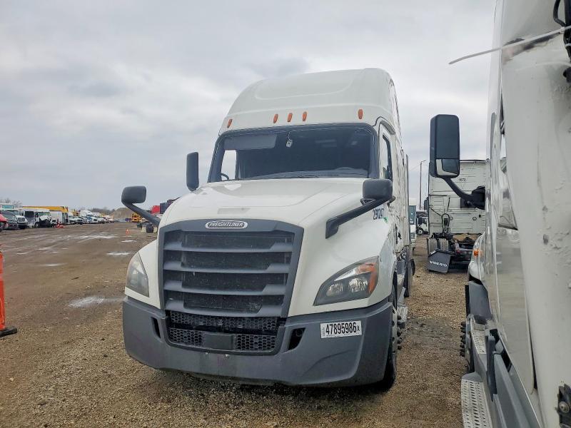 2020 Freightliner Cascadia 1