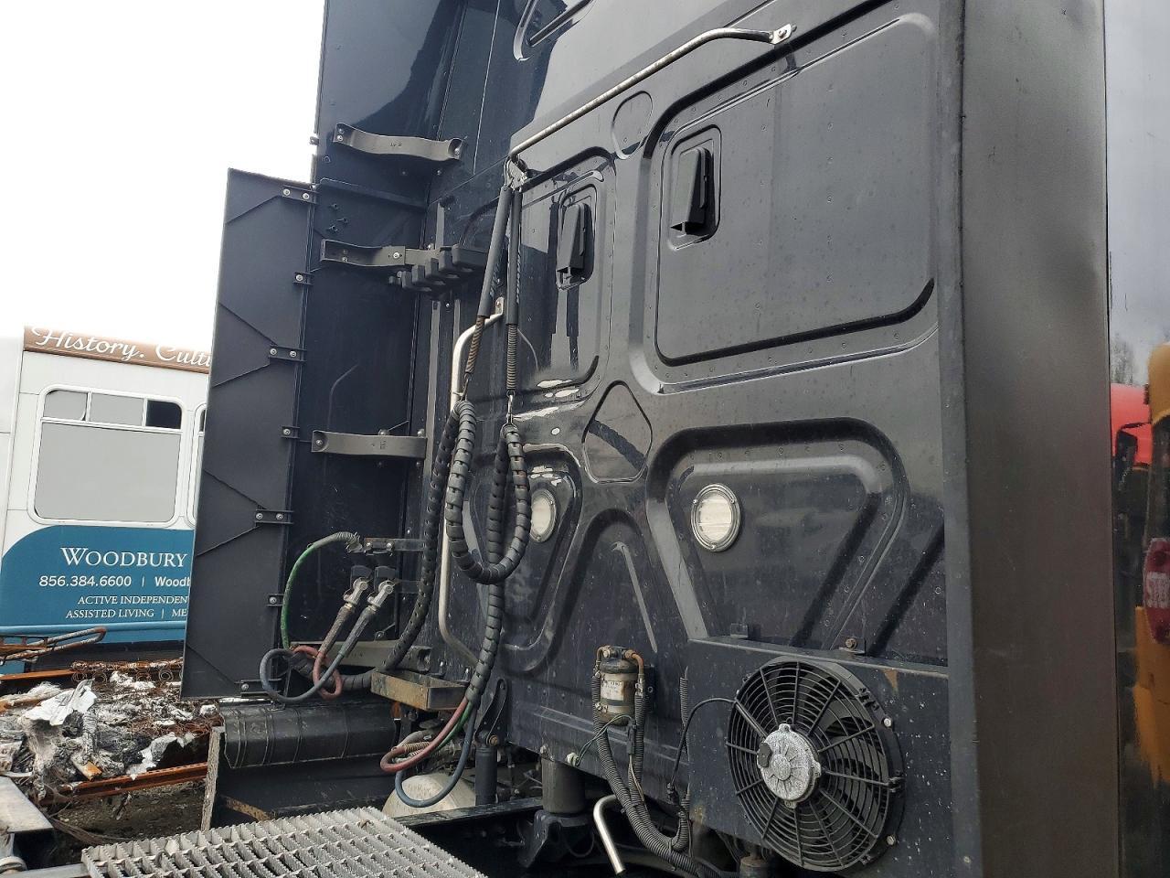 2019 Freigliner 2022 Freightliner Cascadia 126 Semi Truck