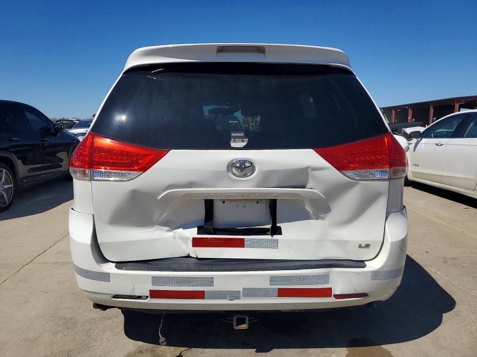 2013 Toyota Sienna le 8-passenger