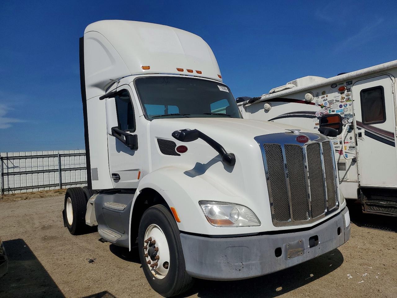 2017 Peterbilt 579 Semi Truck