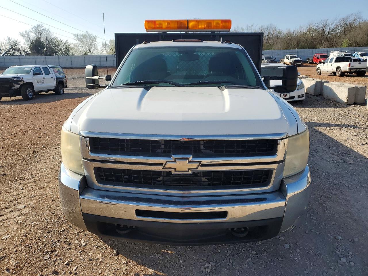 2007 Chev Rolet Silverado Flatbed Truck