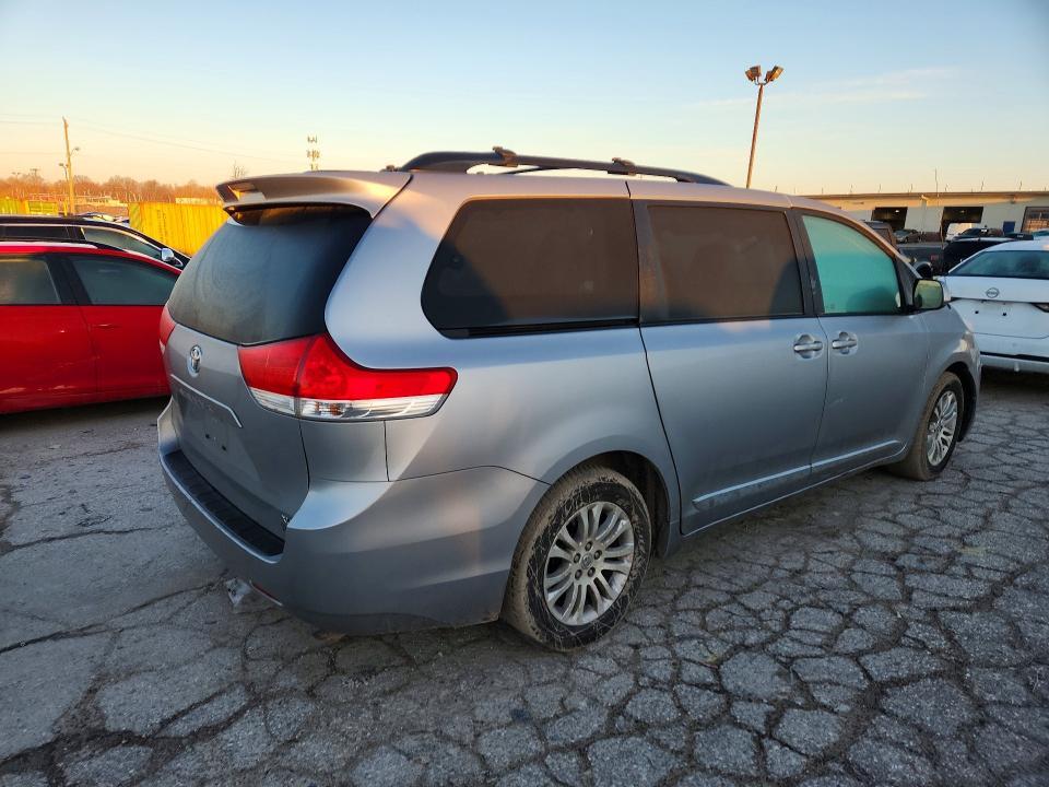 2014 Toyota Sienna xle 8-passenger