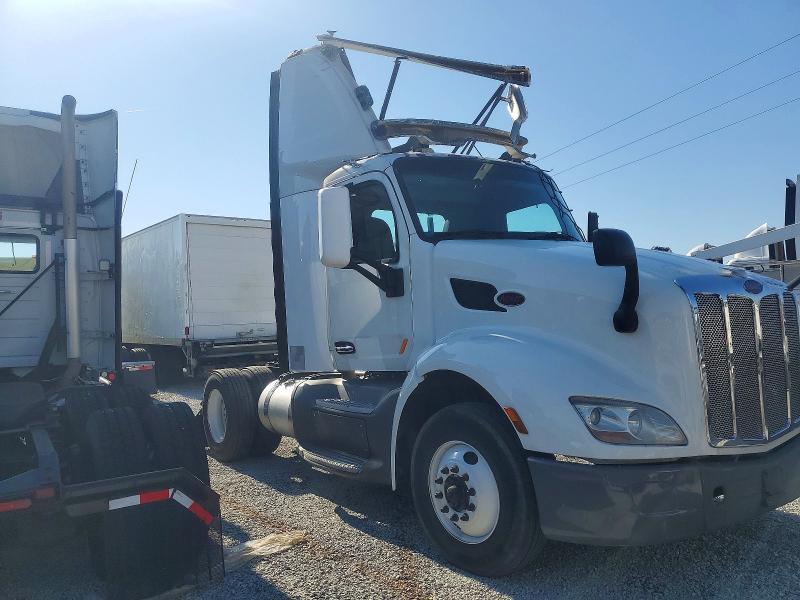 2016 Peterbilt 579 Semi Truck