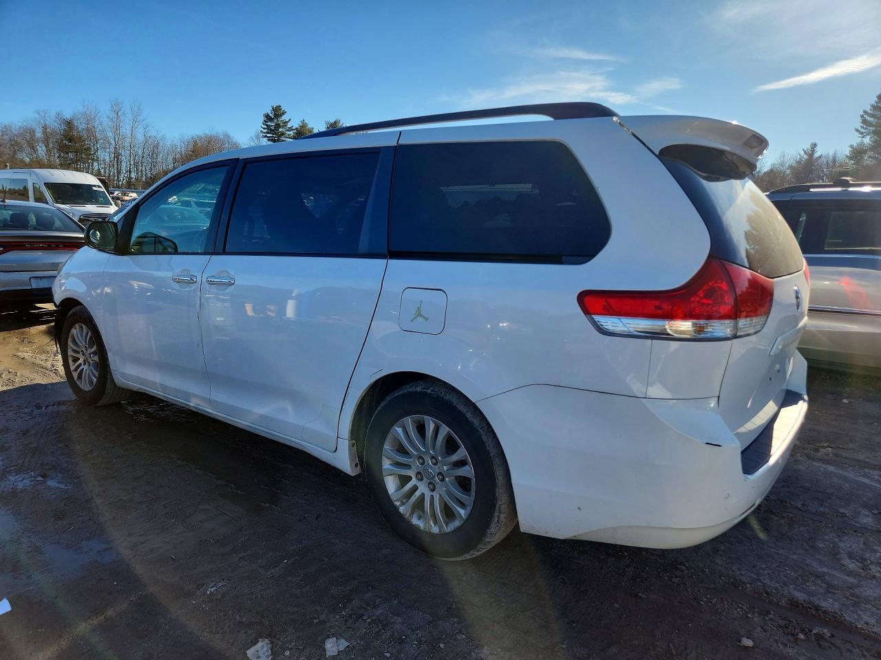 2012 Toyota Sienna xle 8-passenger
