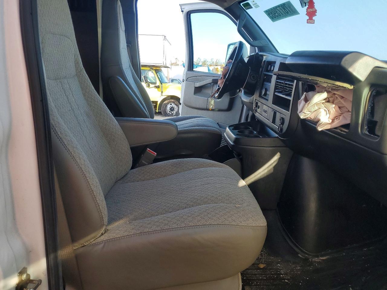2022 GMC Savana BOX Truck