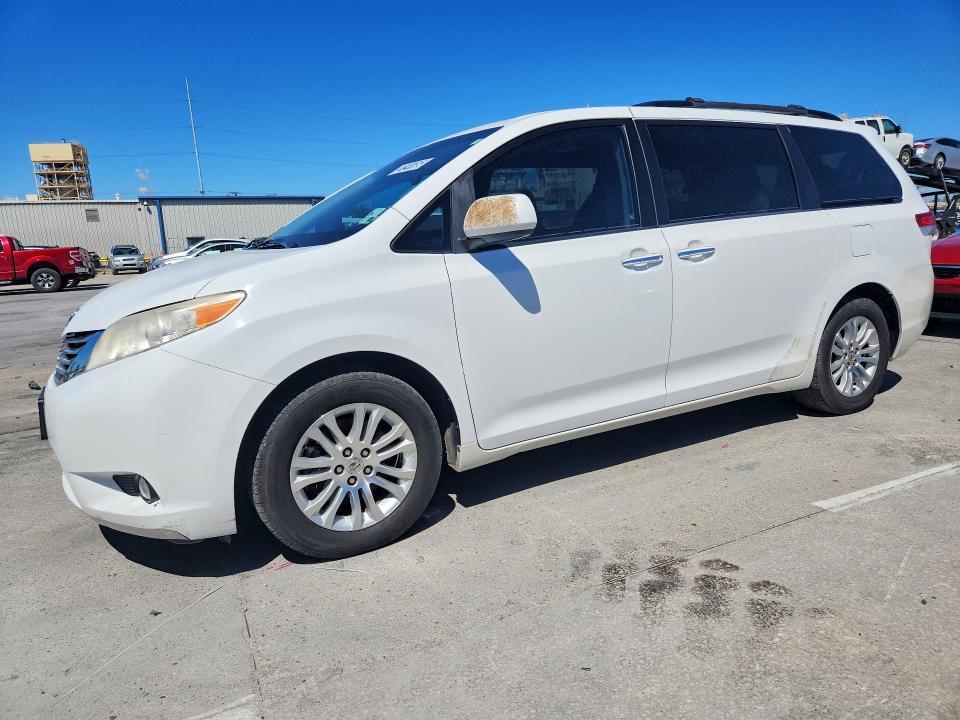 2014 Toyota Sienna xle 8-passenger