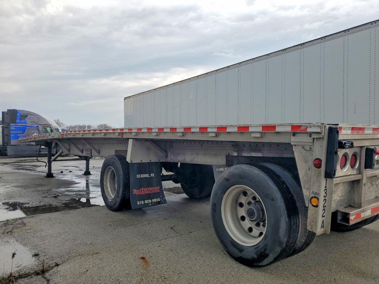 2006 Reitnouer Flatbed Trailer