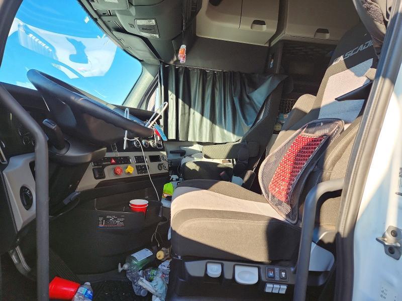 2020 Freigliner 2020 Freightliner Cascadia 126 Semi Truck