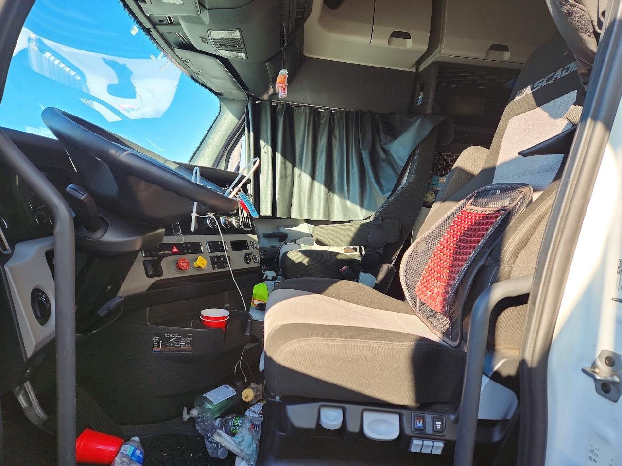 2020 Freigliner 2020 Freightliner Cascadia 126 Semi Truck