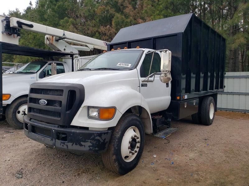 2004 Ford F750 Super Duty Chipper Truck
