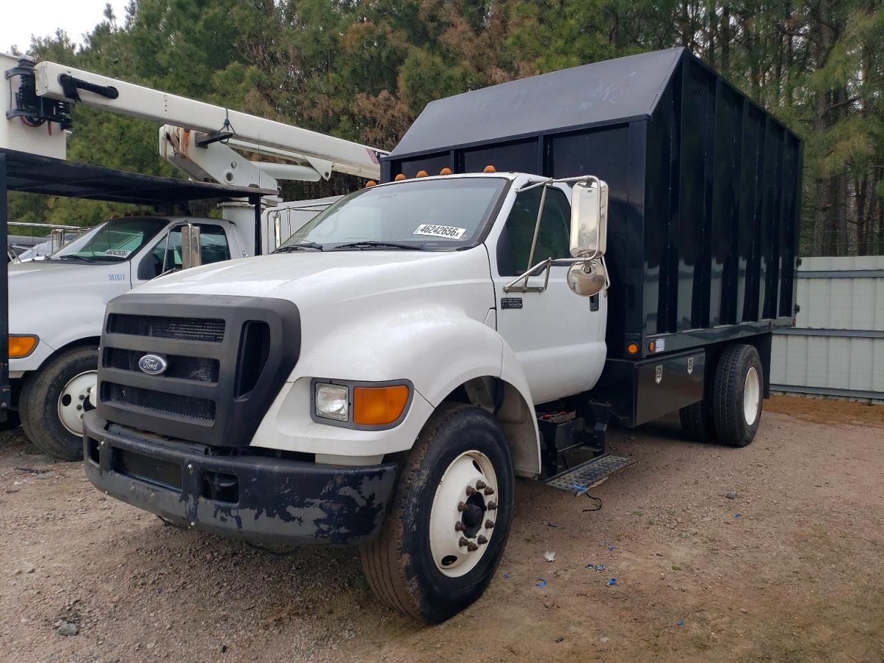 2004 Ford F750 Super Duty Chipper Truck