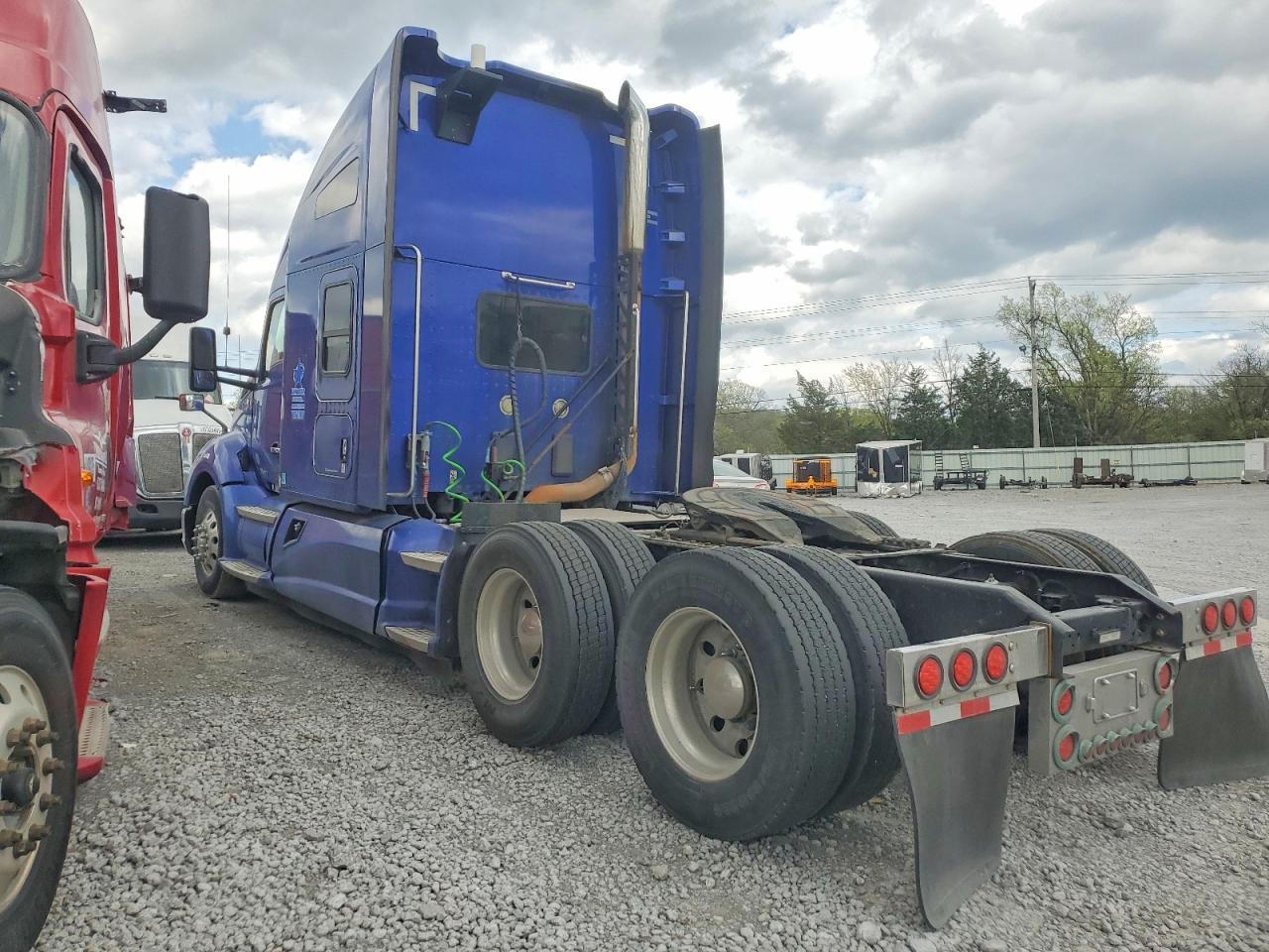 2015 Kenworth T680 Semi Truck
