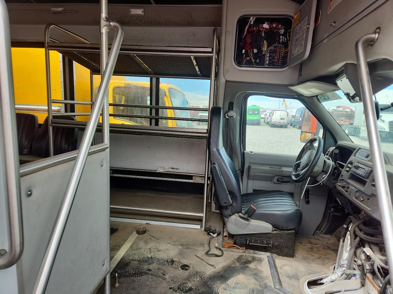 2023 Ford Econoline E450 Super Duty Cutaway Van